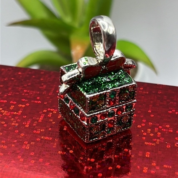 Christmas Gift Box Present  Pendant with a Christmas wish large Bale. Silvertone - Picture 3 of 12